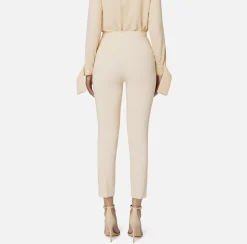 Tailleur|Pantaloni E Shorts|Elisabetta Franchi Pantalone dritto in crêpe stretch con rivetto logo Crema